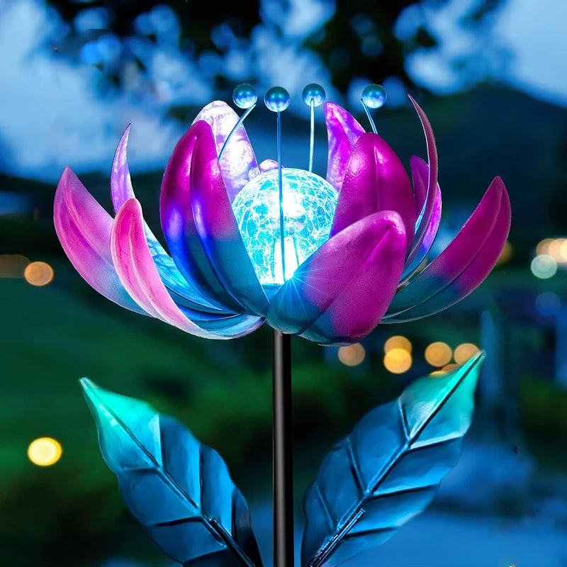 AIINY Store دوارات الرياح المعدنية الأرجوانية الشمسية، فن حديقة لوتس دوار ملون مع أضواء LED كريستالية، دعامات زخرفية لتمثال الزهور - Image 1